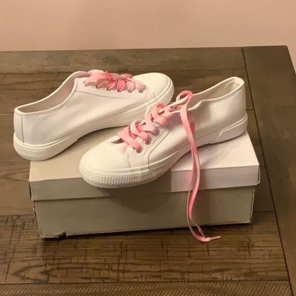 BP white sneakers - Picture 1 of 4